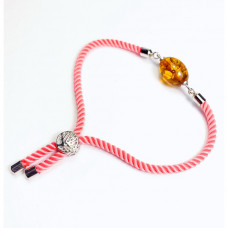 Браслет из шёлкового бледно-розового шнура с янтарной вставкой