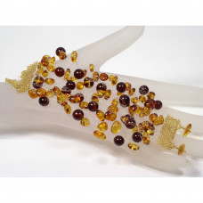 Браслет из янтаря и бисера на леске