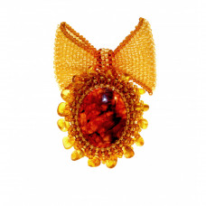 Брошь из балтийского янтаря с плетеным бантом из бисера