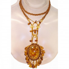 Длинный эффектный кулон из балтийского янтаря и бисера