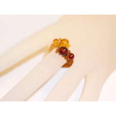 Двухцветное кольцо из балтийского янтаря и бисера