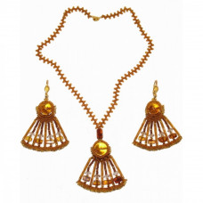 Эффектный комплект из натурального янтаря и бисера: кулон и серьги