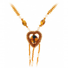 Элегантное удлиненное колье из янтаря с бисером и подвеской в форме сердца