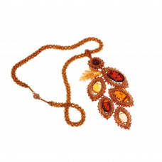 Элегантный кулон из натурального янтаря и бисера