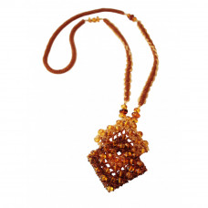 Элегантный кулон из темного балтийского янтаря и бисера