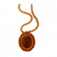 Элегантный, овальный кулон из натурального янтаря и бисера