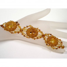 Интересный браслет из бисера и натурального янтаря