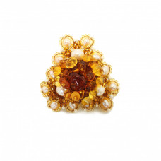 Изящная брошь из балтийского янтаря, речного культивированного жемчуга и бисера