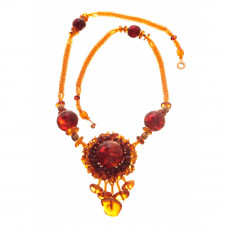 Изящное колье из натурального янтаря и бисера