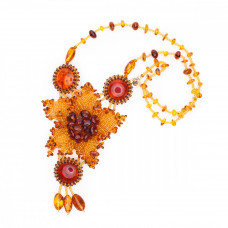 Изящное колье из светлого натурального янтаря