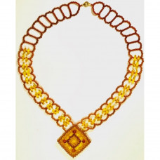 Изящное колье, плетеное из бисера и балтийского янтаря