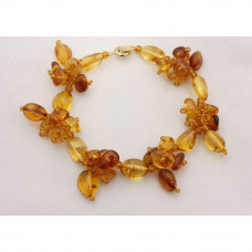 Изящный браслет из балтийского янтаря и бисера Изящный браслет из балтийского янтаря и бисера