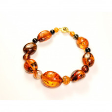 Изящный браслет из бисера, янтаря и сердолика