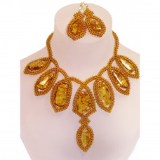 Изящный комплект из балтийского янтаря и бисера: колье, серьги