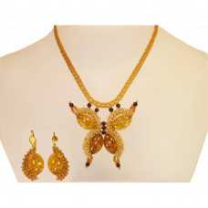 Изящный комплект из натурального янтаря: колье с кулоном в виде бабочки и серьги