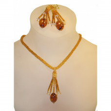 Изящный комплект из янтаря: колье, серьги