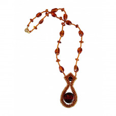 Изящный кулон из натурального янтаря и бисера