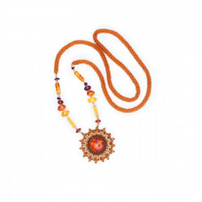 Изящный кулон, плетеный из бисера и янтаря