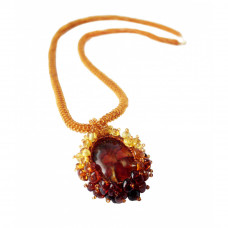 Изящный овальный кулон из натурального янтаря и бисера