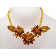 Колье из балтийского янтаря и бисера с цветами