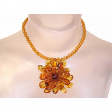 Колье из натурального балтийского янтаря и бисера с цветком