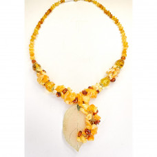 Колье из натурального балтийского янтаря с металлическими вставками