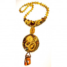 Колье из натуральной кожи, бисера и природного янтаря