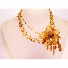 Колье из природного янтаря и бисера с цветком Колье из природного янтаря и бисера с цветком