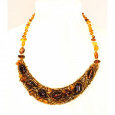 Колье из янтаря, стекла, бисера и натуральной кожи