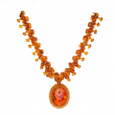 Колье-кулон из натурального янтаря и бисера