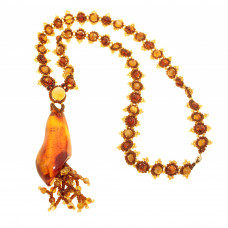 Колье-кулон из натурального янтаря и бисера