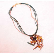 Колье-подвеска из натурального янтаря и бисера Колье-подвеска из натурального янтаря и бисера