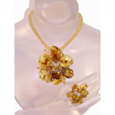 Колье-подвеска из натурального янтаря и бисера