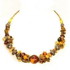 Колье в этническом стиле из янтаря, бисера и металлических вставок Колье в этническом стиле из янтаря, бисера и металлических вставок