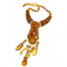 Колье в этническом стиле из янтаря, стекла, бисера и натуральной кожи