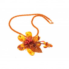 Колье в виде цветка из янтаря, бисера и коралла