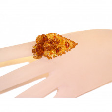 Кольцо из натурального балтийского янтаря и бисера в виде листика