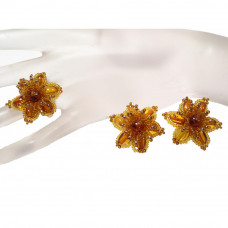 Комплект из балтийского янтаря и бисера в форме цветов: клипсы, кольцо