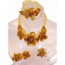 Комплект из балтийского янтаря с бисером в виде больших цветов: колье, браслет, клипсы, кольцо Комплект из балтийского янтаря с бисером в виде больших цветов: колье, браслет, клипсы, кольцо