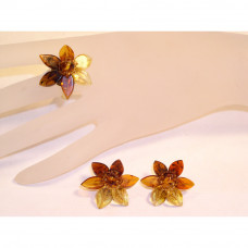 Комплект из натурального балтийского янтаря в форме цветов: кольцо, клипсы