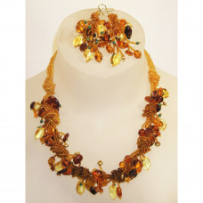 Комплект из натурального янтаря, бисера и малахита: колье, серьги