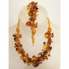 Комплект из янтаря, бисера, коралла и кристаллов Сваровски: колье, браслет