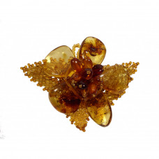 Красивая брошь из балтийского янтаря и бисера