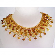 Красивое колье из балтийского янтаря и бисера