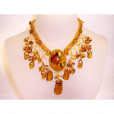 Красивое колье из балтийского янтаря и бисера