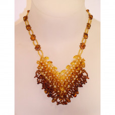 Красивое колье из балтийского янтаря и бисера