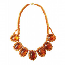 Красивое колье из балтийского янтаря и бисера