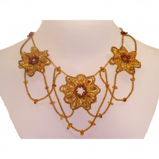 Красивое колье из балтийского янтаря с цветами Красивое колье из балтийского янтаря с цветами