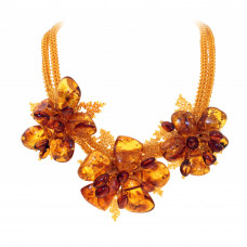 Красивое колье из балтийского янтаря с цветами