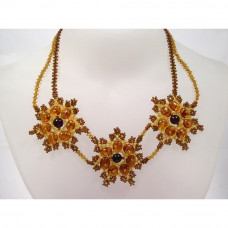 Красивое колье из натурального янтаря и бисера с цветами